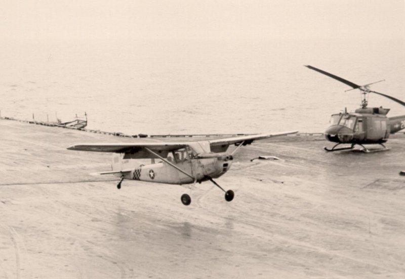 Майор Буанг высаживает свою Cessna O-1 на USS Midway