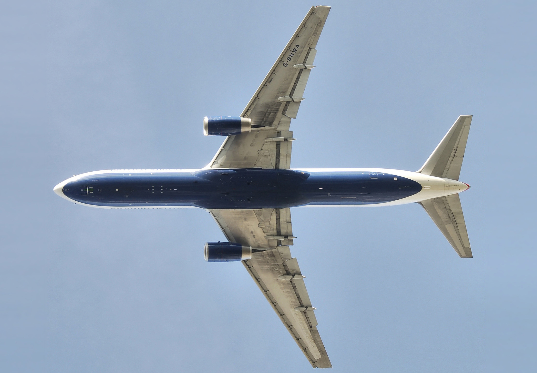 BAe Boeing 767 снизу с закрылками для взлета