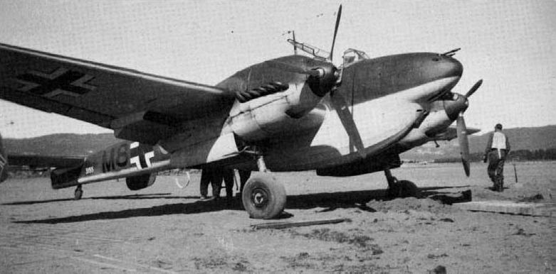 Bf-110 с конформным баком под передним фюзеляжем