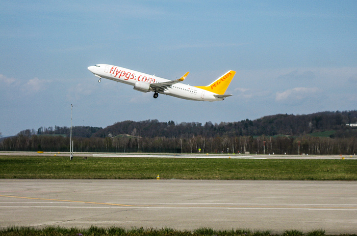 Самолет Pegasus над взлетно-посадочной полосой на взлете