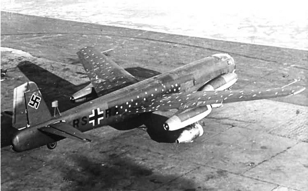 Ju-287 с хохлатыми крыльями и ракетами ниже двигателей крыла