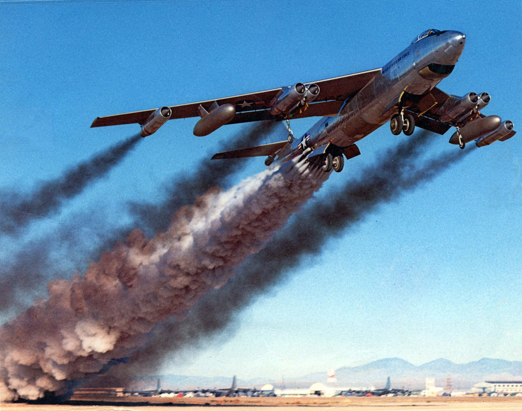 B-47 с дымовым следом