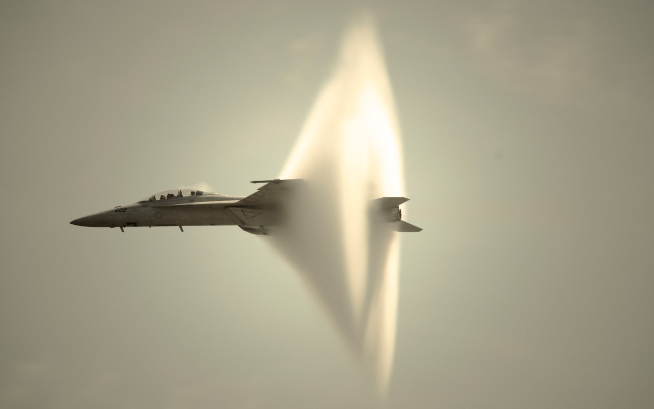 F-18 с конденсационным конусом