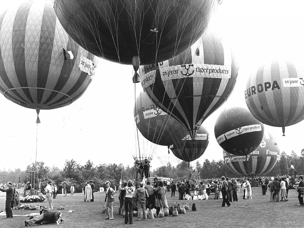 Черно-белая фотография воздушных шаров